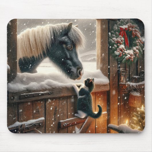 ポニーと子猫がクリスマスの納屋に マウスパッド (正面)