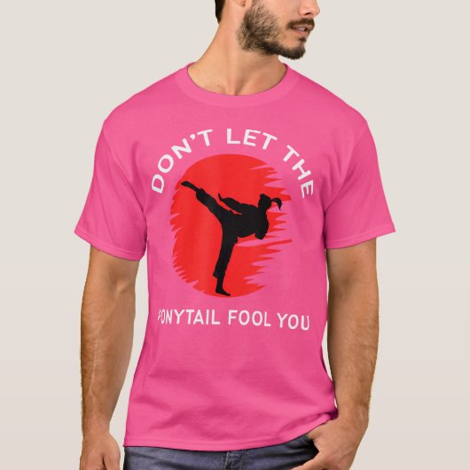 ポニーテールが戦闘機を騙すなおもしろいい Tシャツ (正面)