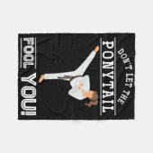 ポニーテールが空手家のギルを騙おもしろいすな フリースブランケット (正面(横))