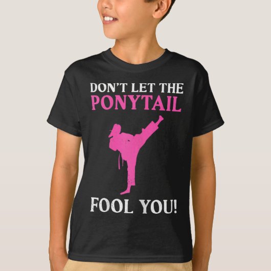 ポニーテールに騙されるな空手家マル Tシャツ (正面)