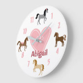 ポニーパーソナライズされたズとピンクのハート馬 ラージ壁時計 (傾斜)