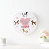 ポニーパーソナライズされたズとピンクのハート馬 ラージ壁時計 (ホーム)