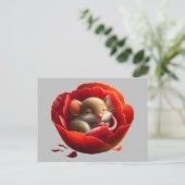 ポピーで眠る非常に可愛いベビーマウス ポストカード (スタンド正面)