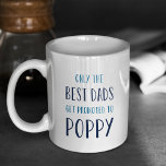 ポピーに昇格する最高のパパは唯一 コーヒーマグカップ<br><div class="desc">ポピー最高のにパパだけ昇格！私たちの父の日の引用文マグは、青い手書きのスタイルタイポグラフィの甘い気持ちを特色にする。</div>