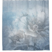 ポピーフローラ |ゴージャスな青の埃っぽい色合いの花 シャワーカーテン (正面)