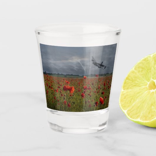 ポピー畑の上のランカスター爆撃機 ショットグラス (正面)