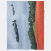 ポピー畑の上のランカスター爆撃機 フリースブランケット (正面)