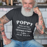 ポピー |祖父は父の日の老人のための Tシャツ<br><div class="desc">おじいさんはお年寄りだからポピーだよ！この素晴らし引用文のシャツは、父の日、誕生日、または新しいおじいちゃん祝や祖父に最適である。デザインは白いレタリングでことわざ"ポピー、おじいさんのためのおじいさん"を備えている。</div>