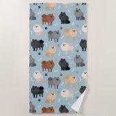 ポメラニア犬の前足プリントと犬の骨 ビーチタオル (正面)