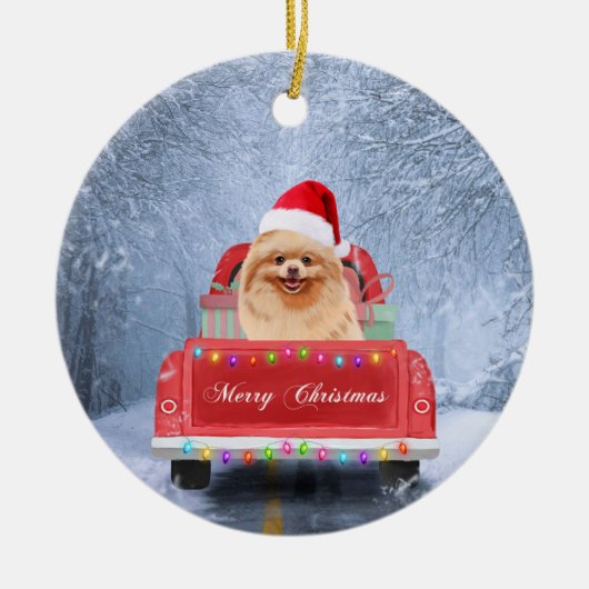 ポメラニア犬の犬が雪の中でクリスマストラックに座って セラミックオーナメント (正面)
