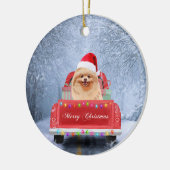 ポメラニア犬の犬が雪の中でクリスマストラックに座って セラミックオーナメント (左)