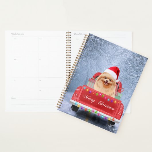 ポメラニア犬の犬が雪の中でクリスマストラックに座って プランナー手帳 (ディスプレー)