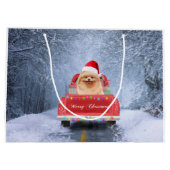 ポメラニア犬の犬が雪の中でクリスマストラックに座って ラージペーパーバッグ (裏面)