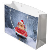 ポメラニア犬の犬が雪の中でクリスマストラックに座って ラージペーパーバッグ (裏面アングル)