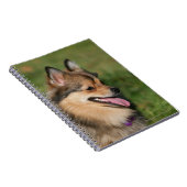 ポメラニア犬のHeadshotの喘ぐこと ノートブック (右側)