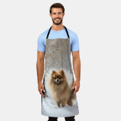 ポメラニア犬は雪のクリスマスを許す エプロン (着用した状態)