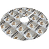 ポメラニア犬は雪のクリスマスを許す ブラッシュドポリエステルツリースカート (アングル)