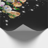 ポメラニア犬クリスマスツリーが懐中電灯で覆われている ラッピングペーパー (角)