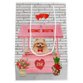 ポメラニア犬ドッグバレンタインデーキスをするス ミディアムペーパーバッグ (裏面)