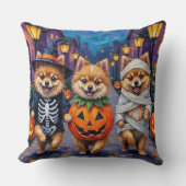 ポメラニア犬ハロウィーンコスチュームでのトリックまたは治療 クッション (正面)