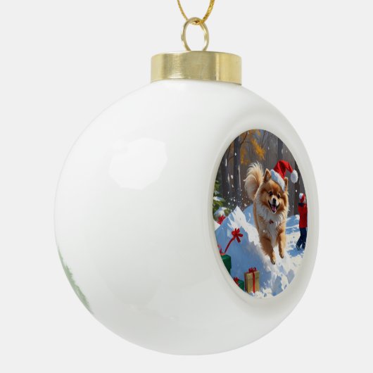 ポメラニア犬走のクリスマス帽子と雪の中 セラミックボールオーナメント (左)