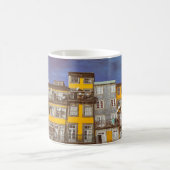 ポルトカラフルのリベイラ地区の建物 コーヒーマグカップ (中央)