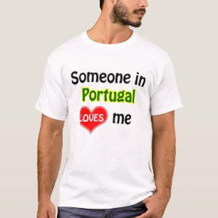 ポルトガルにいる誰かが私を愛している Tシャツ