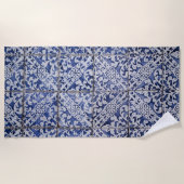 ポルトガルのタイル – Azulejo青と白のフローラ ビーチタオル (正面)