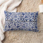 ポルトガルのタイル – Azulejo青と白のフローラ ランバークッション (ブランケット)
