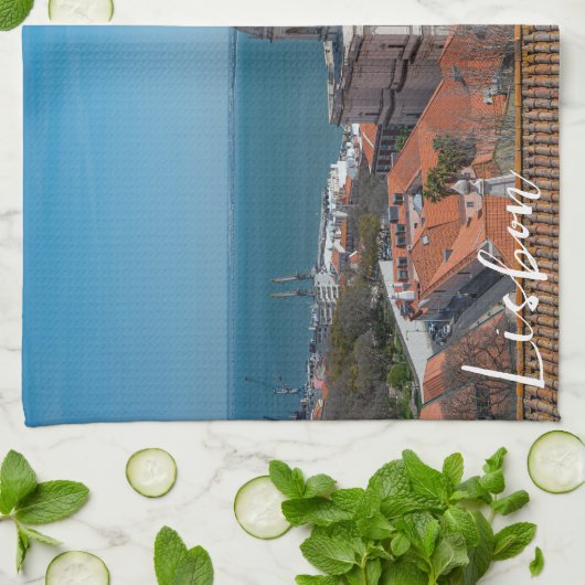 ポルトガルのリスボンにあるサンタ・エングラシア教会 キッチンタオル (折り畳み)