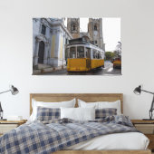 ポルトガルのリスボン大聖堂の黄色い路面電車 キャンバスプリント (インサイチュ (寝室))