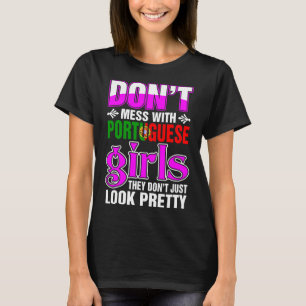 ポルトガルの女の子はかわいらしく見ます Tシャツ