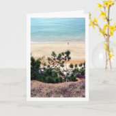 ポルトガルの松ぼっくりが浜辺に落ちたビーチ カード (黄色い花)