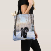 ポルトガルの水犬が雪のクリスマスを過ごした トートバッグ (クローズアップ)