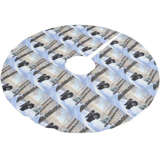 ポルトガルの水犬が雪のクリスマスを過ごした ブラッシュドポリエステルツリースカート (アングル)