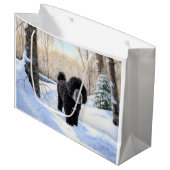 ポルトガルの水犬が雪のクリスマスを過ごした ラージペーパーバッグ (正面アングル)