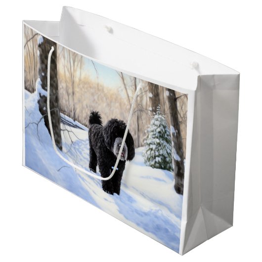 ポルトガルの水犬が雪のクリスマスを過ごした ラージペーパーバッグ (正面アングル)
