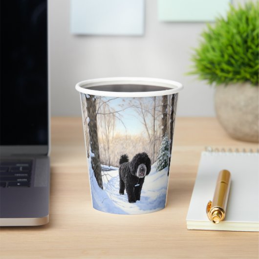 ポルトガルの水犬が雪のクリスマスを過ごした 紙コップ (インサイチュ)