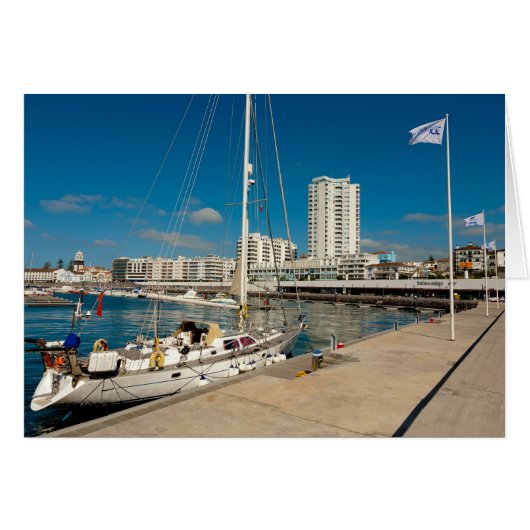 ポルトガルの都市とヨット (正面横)