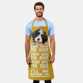 ポルトガル語の水犬のおやつはすべて作る エプロン (着用した状態)
