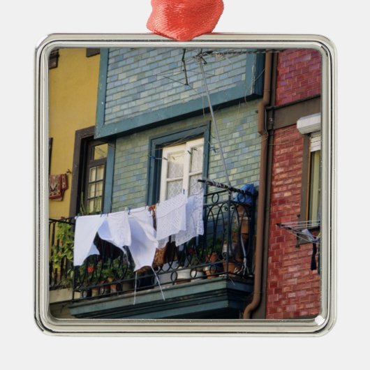 ポルトガル、オポルト(ポルト)。 女性の洗ぶら下がった濯物 メタルオーナメント (正面)