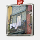 ポルトガル、オポルト(ポルト)。 女性の洗ぶら下がった濯物 メタルオーナメント (左)