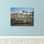 ポルトガル、ポルト、ワインバレル付きボート キャンバスプリント (インサイチュ (ウッドフロア))