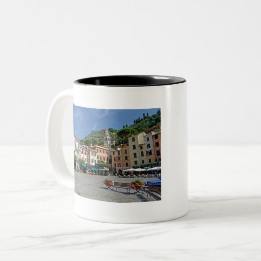 ポルトフィノ,イタリア。ポルトフィノビレッジスクエア ツートーンマグカップ (正面左)