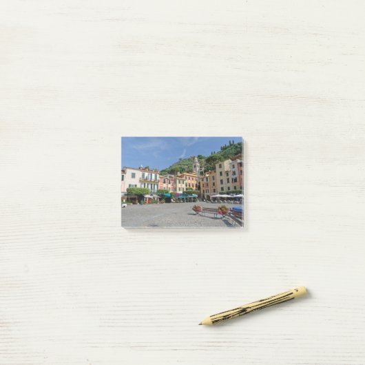 ポルトフィノ,イタリア。ポルトフィノビレッジスクエア ポストイット (デスク上)