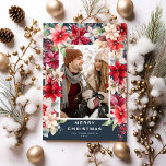 ポンシエッタフローラメリークリスマスフォト シーズンカード<br><div class="desc">この豪華なフェスティバル1-photoホリデーカードは、水色のポンシエッタの花模様、果実と暗緑色の葉を備えている。今年の休暇シーズンは必スタイリッシュず印象的な発言を！</div>