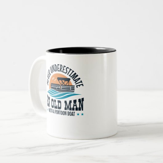 ポンツーンのボートを持つ老人を決して過小評価しない ツートーンマグカップ (正面左)
