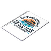 ポンツーンのボートを持つ老人を決して過小評価しない ノートブック (左側)