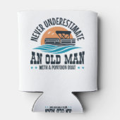 ポンツーンのボートを持つ老人を決して過小評価しない 缶クーラー (裏面)