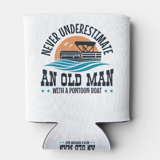 ポンツーンのボートを持つ老人を決して過小評価しない 缶クーラー (裏面)